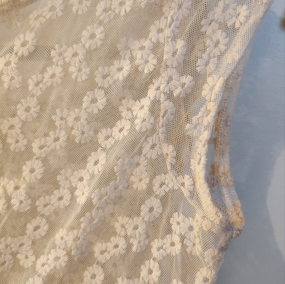 Sheer‎ Daisy Zippered Back, Perplum Top - Picture 5 of 5